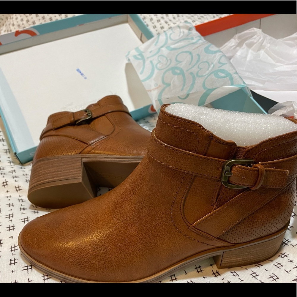 New never worn brown booties